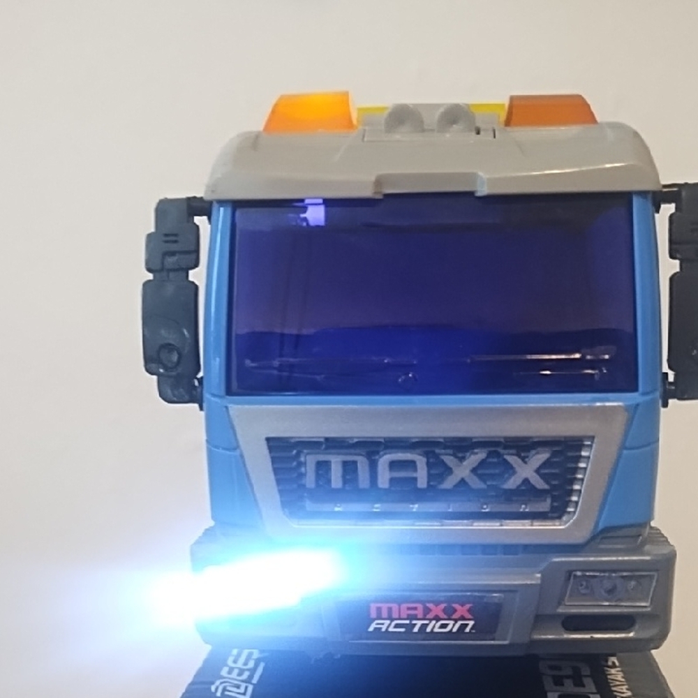 Maxx Action Long Hauler Wrecker 1:16 Lights and Sound Rev Motor Work Great